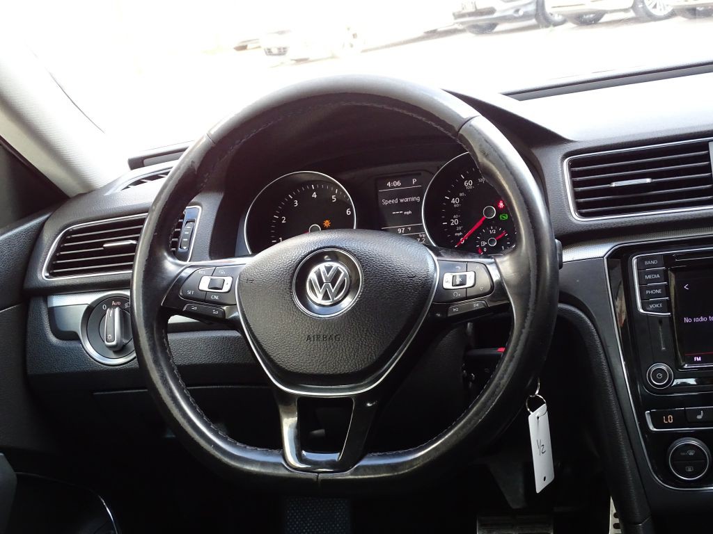 2017 Volkswagen Passat Image 15