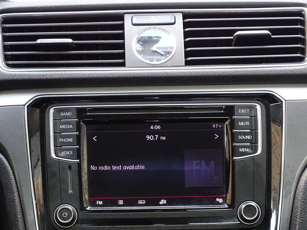2017 Volkswagen Passat Image 16