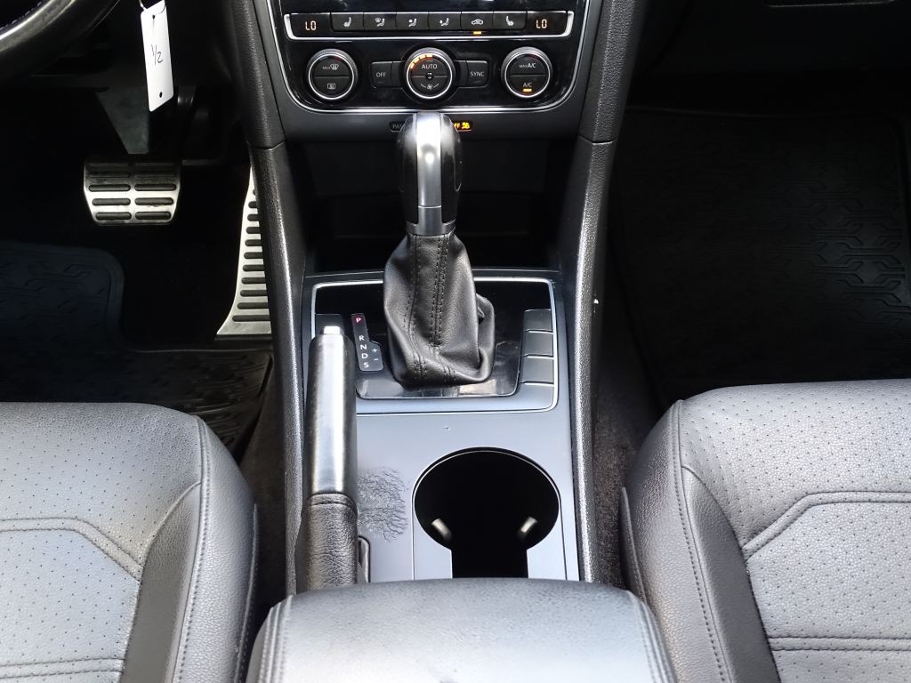 2017 Volkswagen Passat Image 17