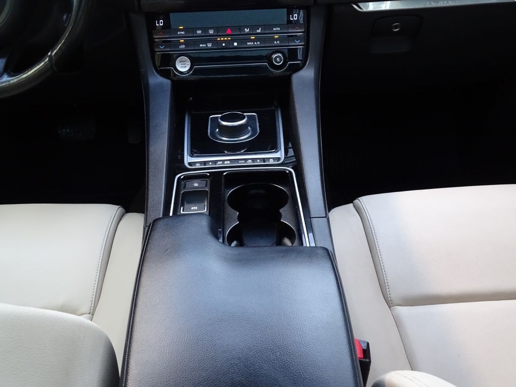 2018 Jaguar F-PACE Image 16