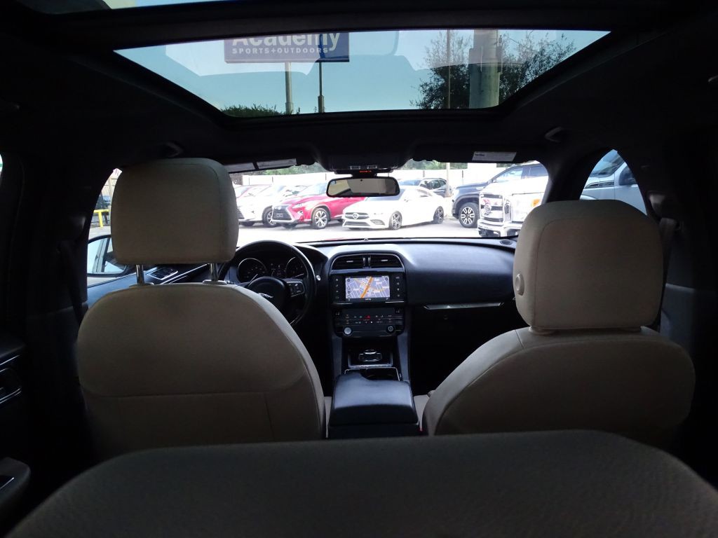 2018 Jaguar F-PACE Image 18