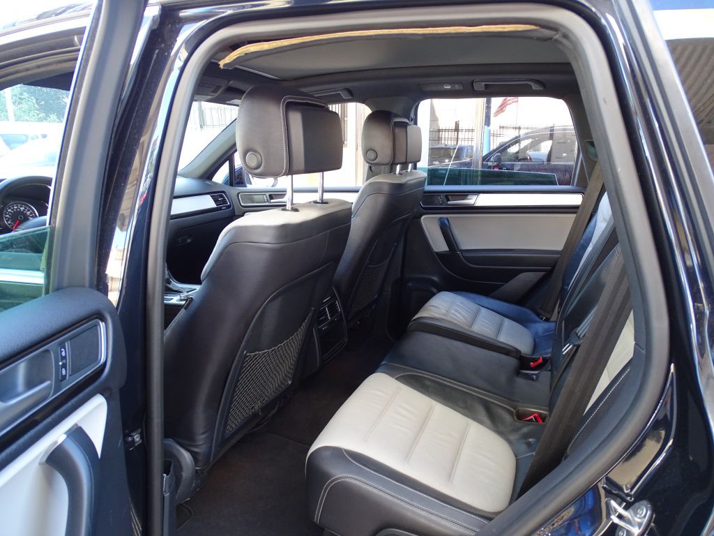 2017 Volkswagen Touareg Image 12