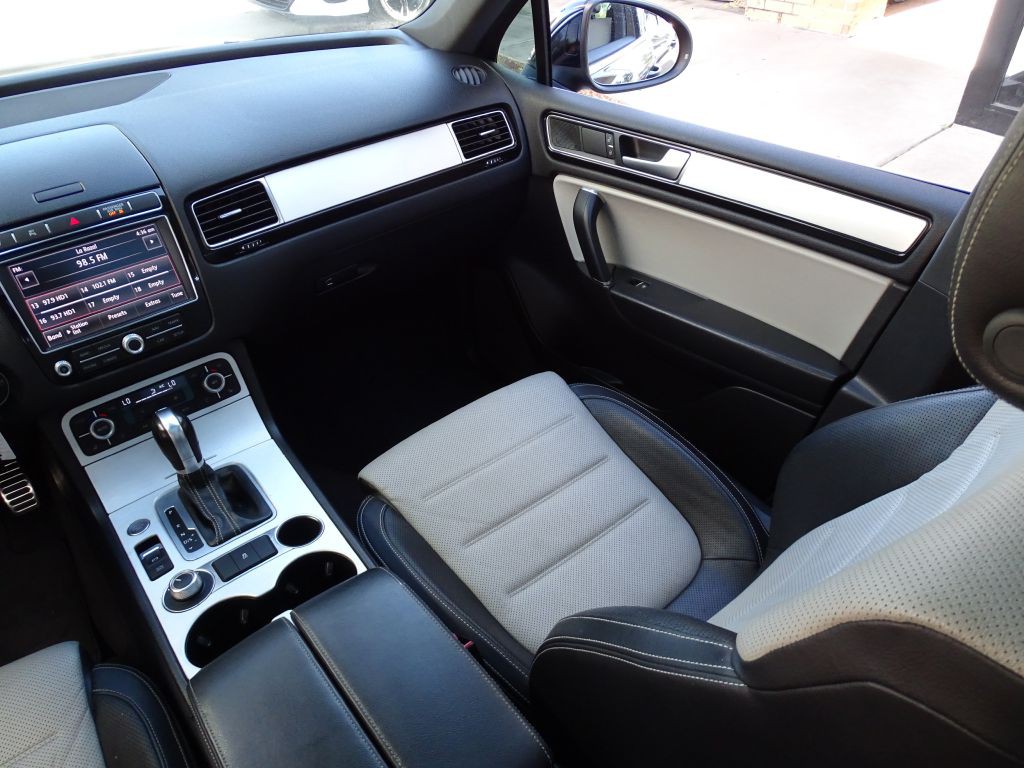 2017 Volkswagen Touareg Image 13