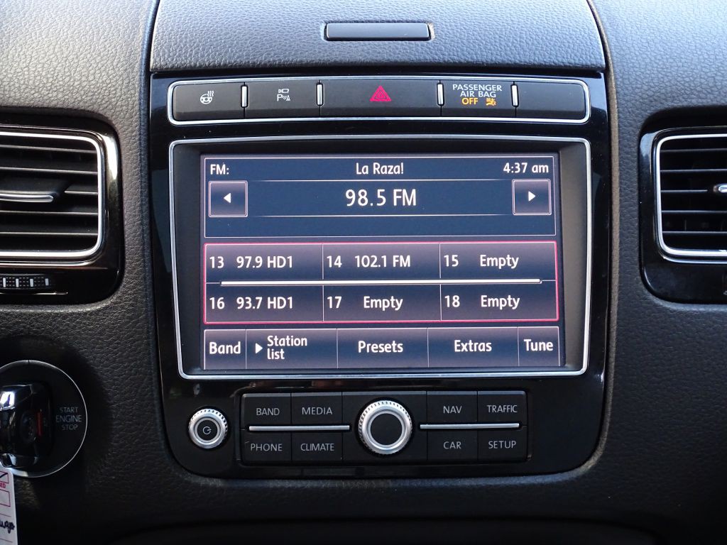 2017 Volkswagen Touareg Image 16