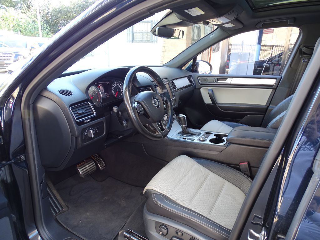 2017 Volkswagen Touareg Image 18