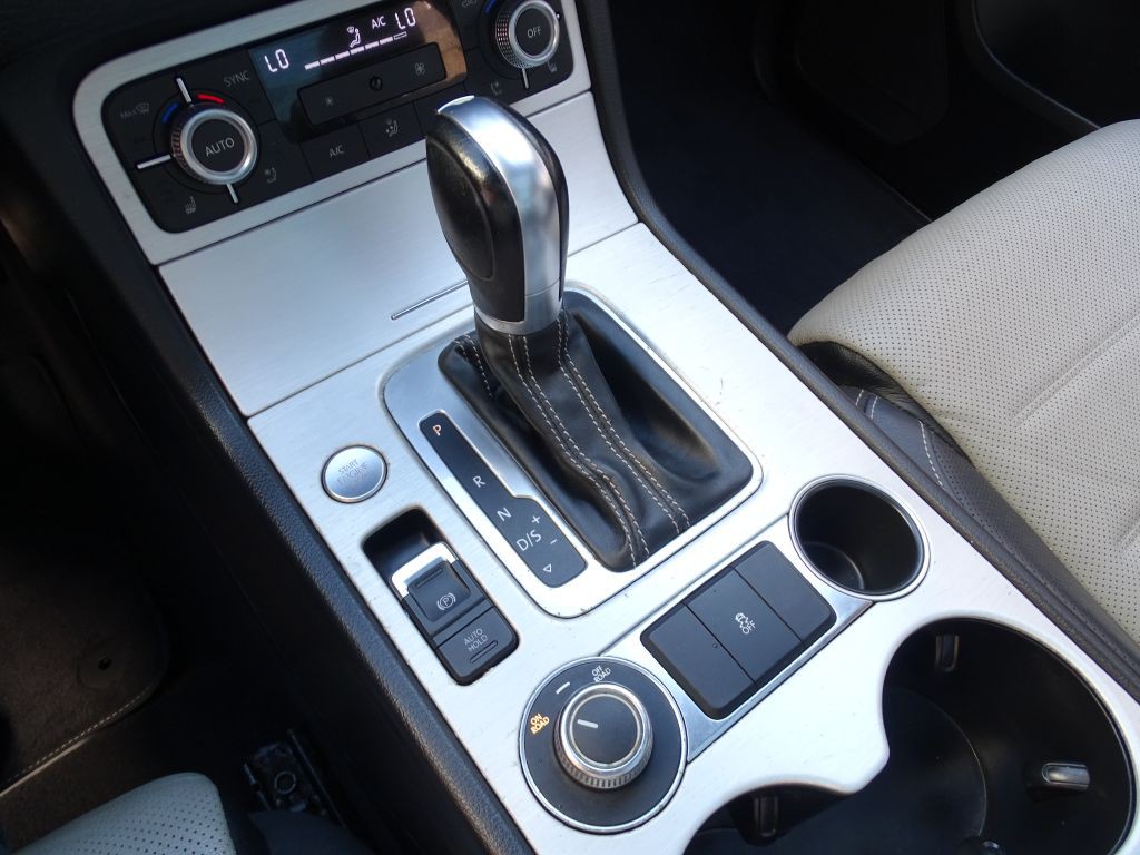 2017 Volkswagen Touareg Image 21