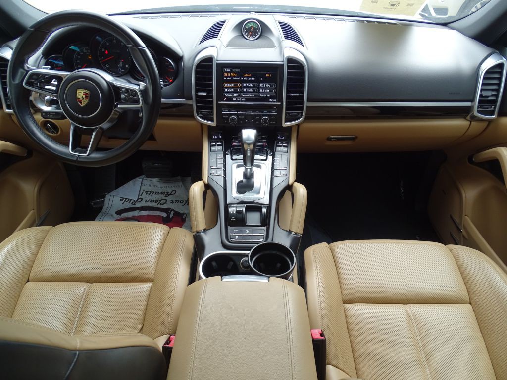2016 Porsche Cayenne Image 8