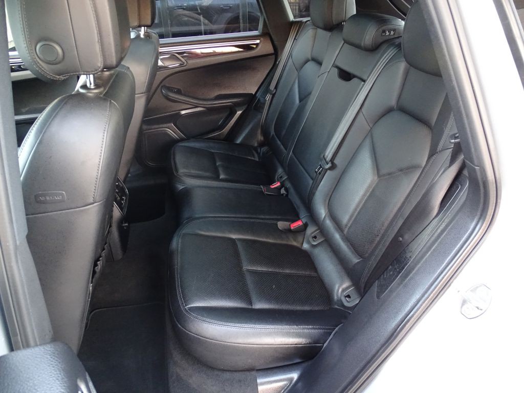 2016 Porsche Macan Image 12