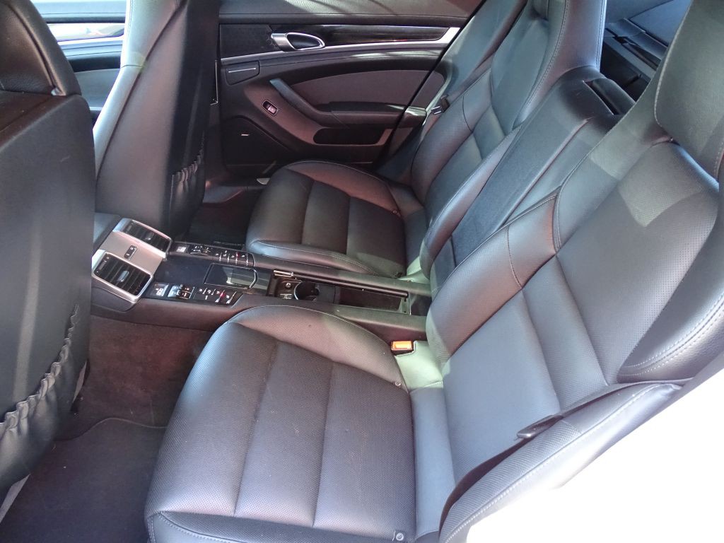 2015 Porsche Panamera Image 11