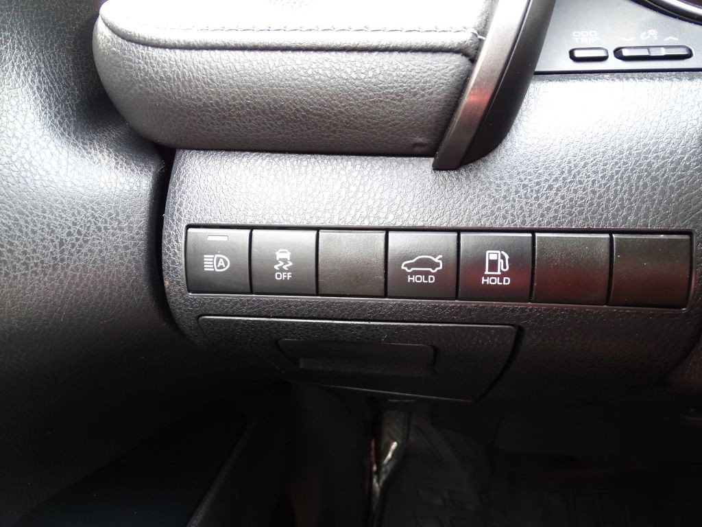 2019 Toyota Camry Image 16
