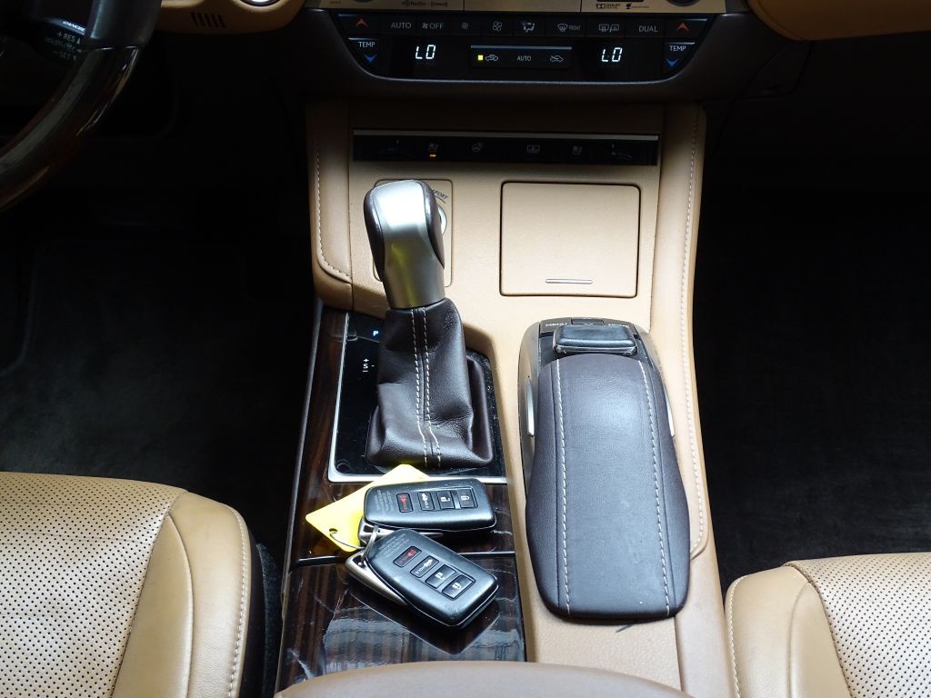 2016 Lexus ES Image 13