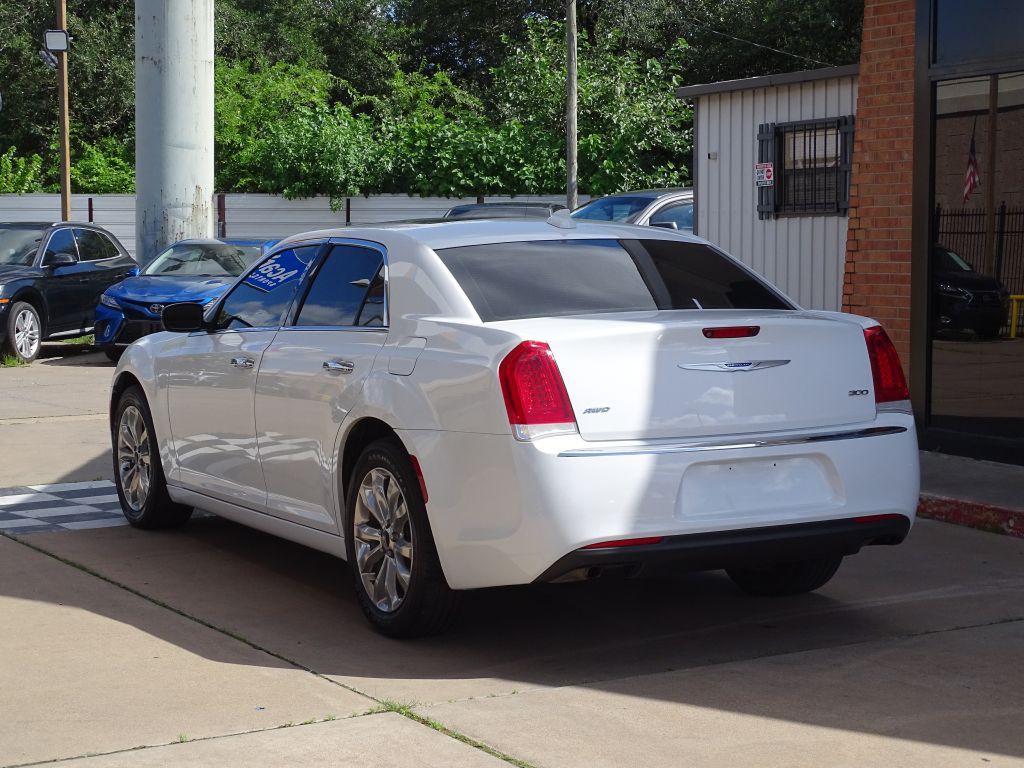 2019 Chrysler 300 Image 3