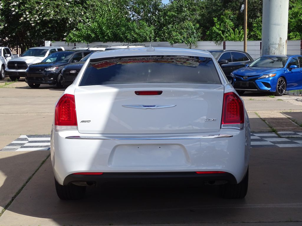 2019 Chrysler 300 Image 4