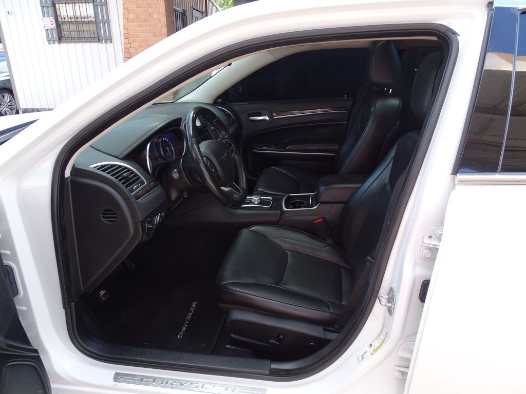 2019 Chrysler 300 Image 7