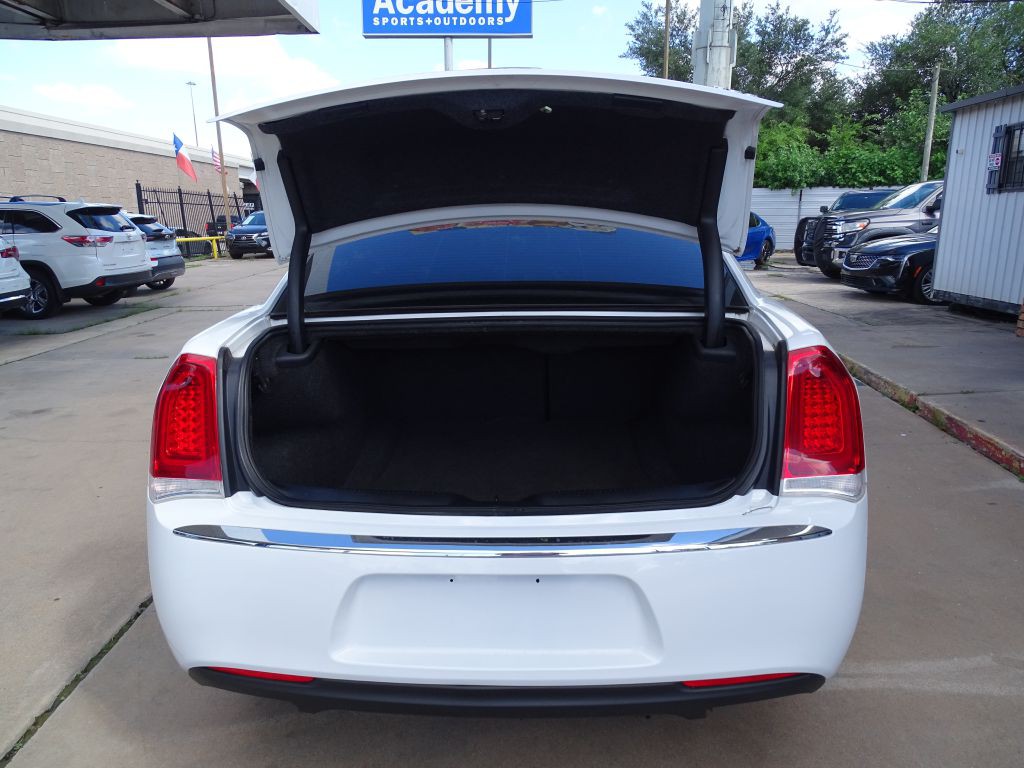 2019 Chrysler 300 Image 17