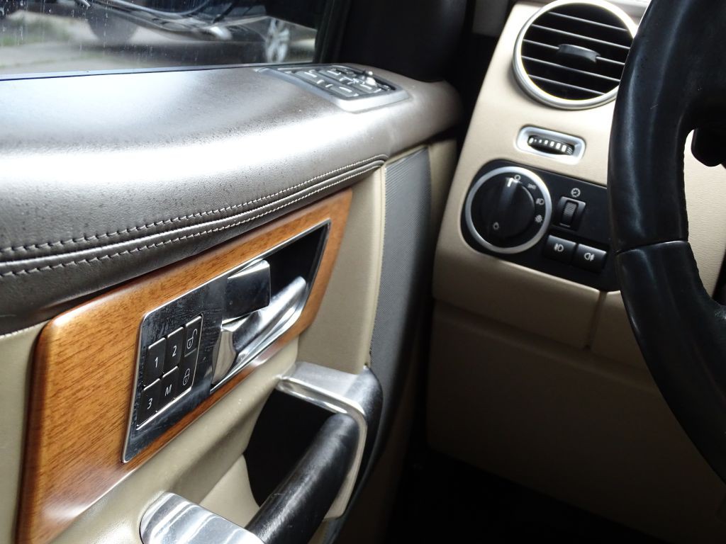 2016 Land Rover LR4 Image 19