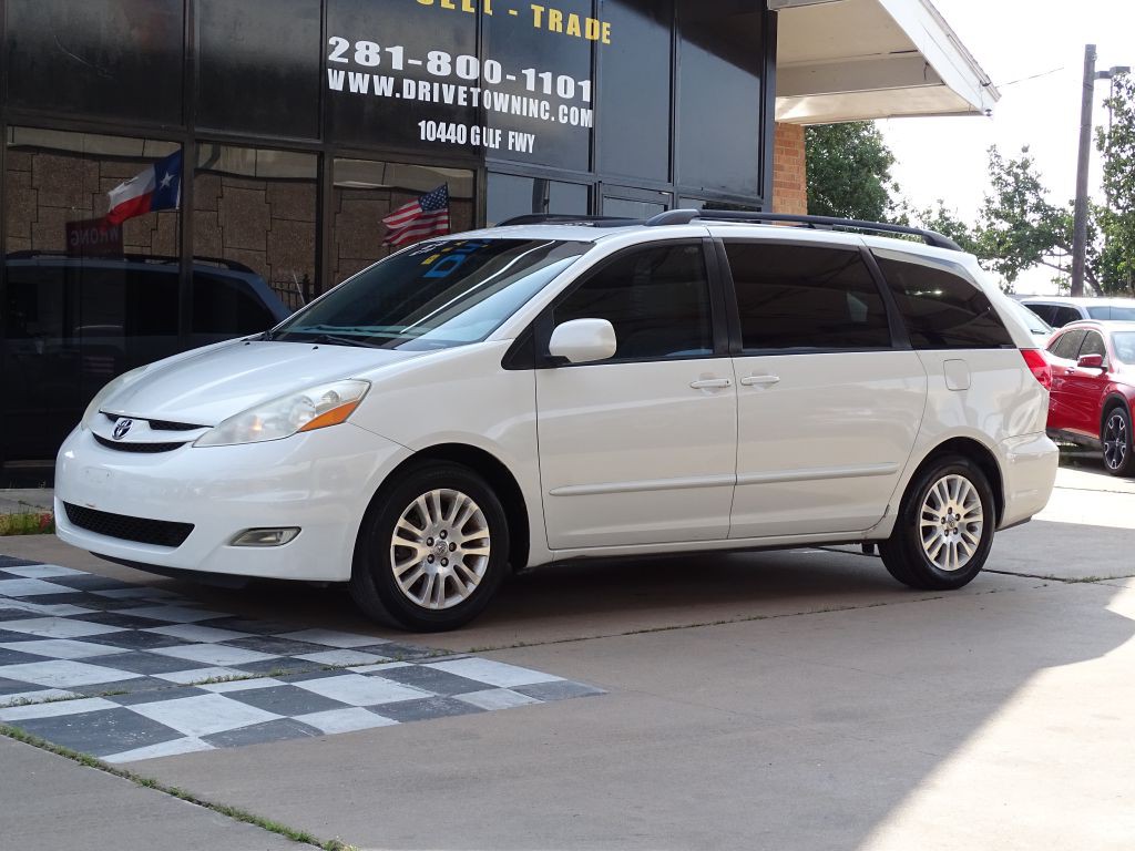 2010 Toyota Sienna Image 2