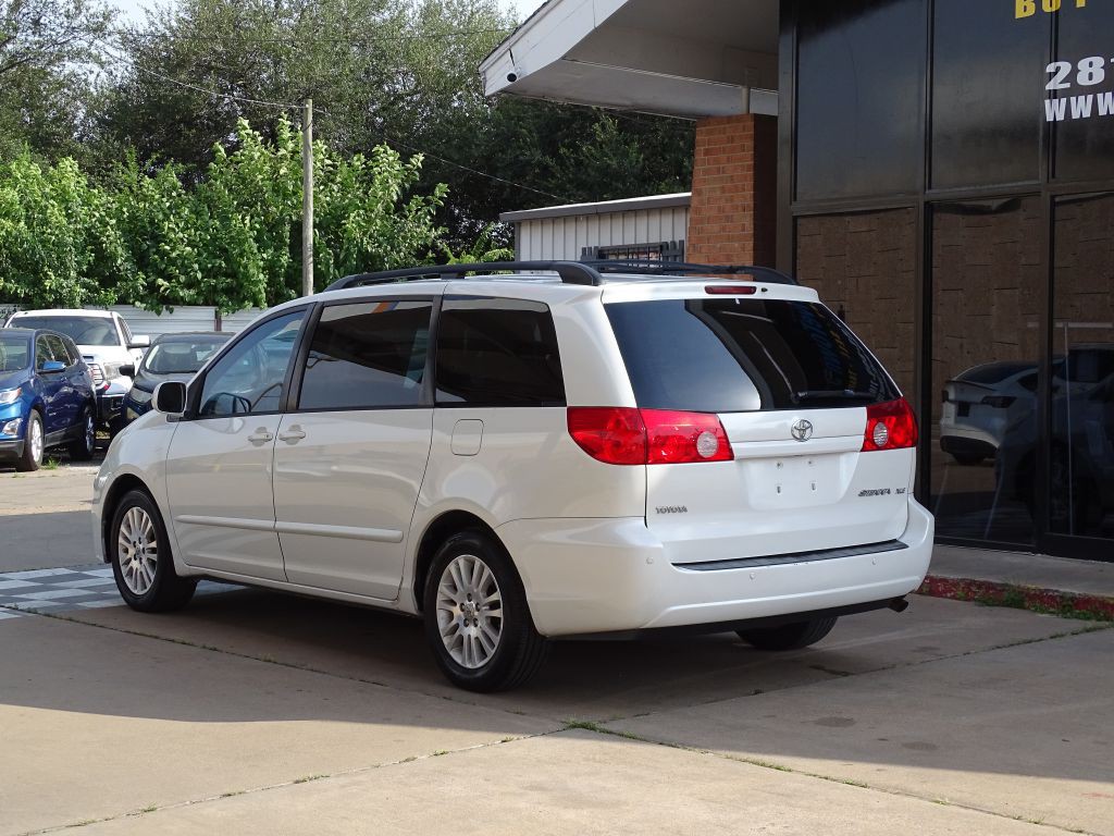2010 Toyota Sienna Image 3