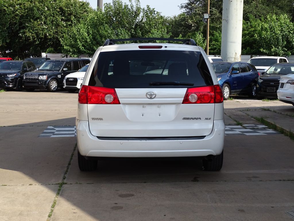 2010 Toyota Sienna Image 4