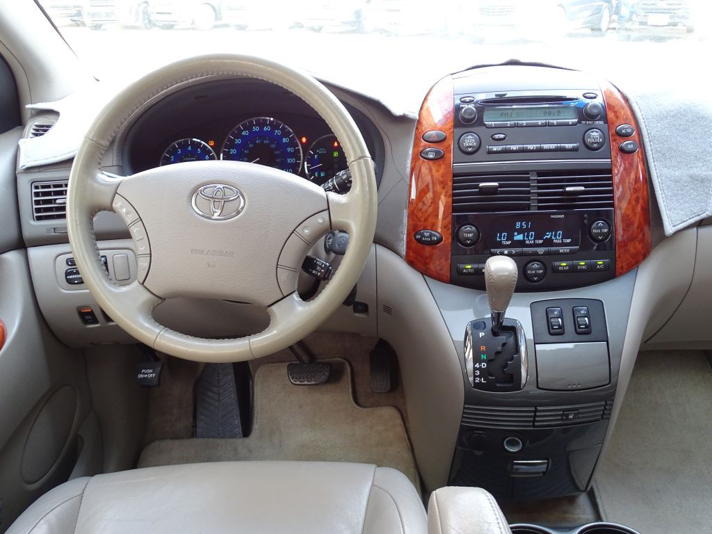 2010 Toyota Sienna Image 12