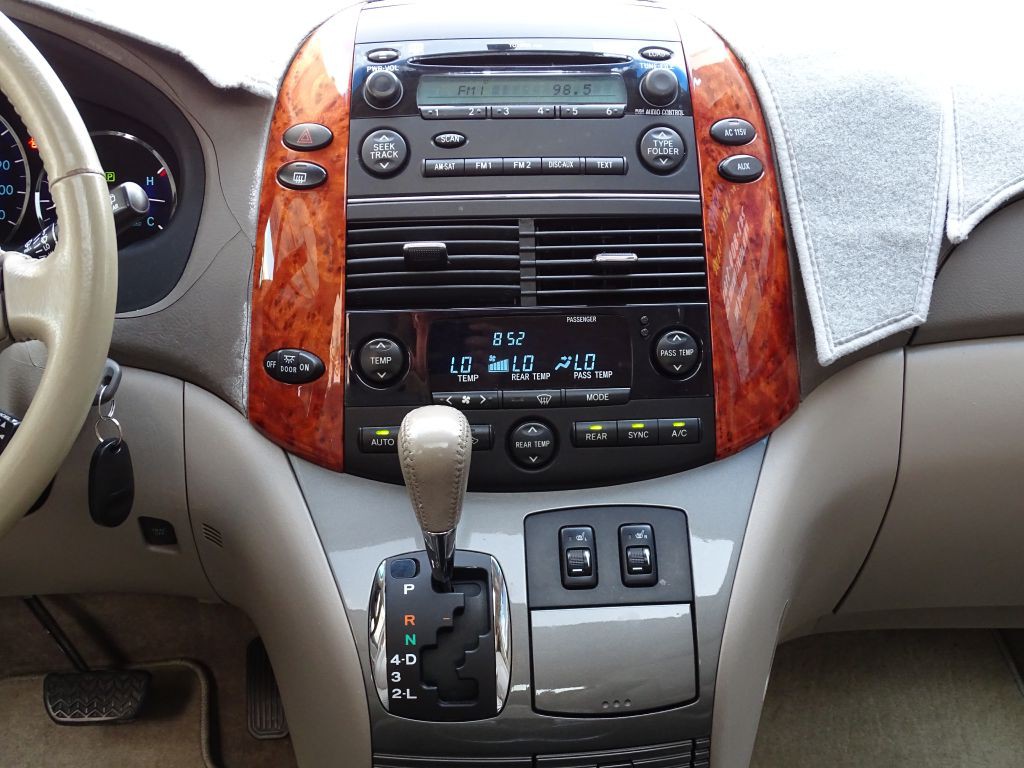 2010 Toyota Sienna Image 13
