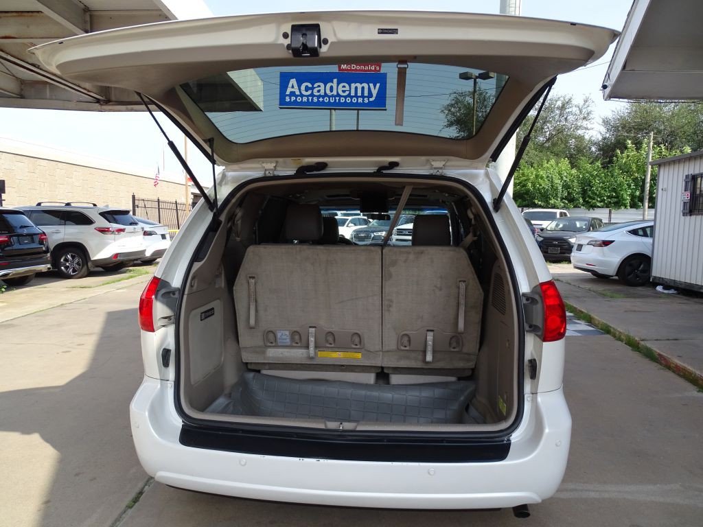 2010 Toyota Sienna Image 15