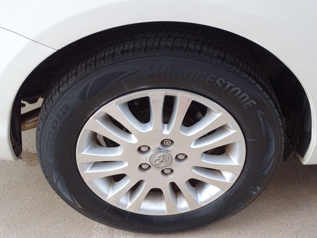 2010 Toyota Sienna Image 18