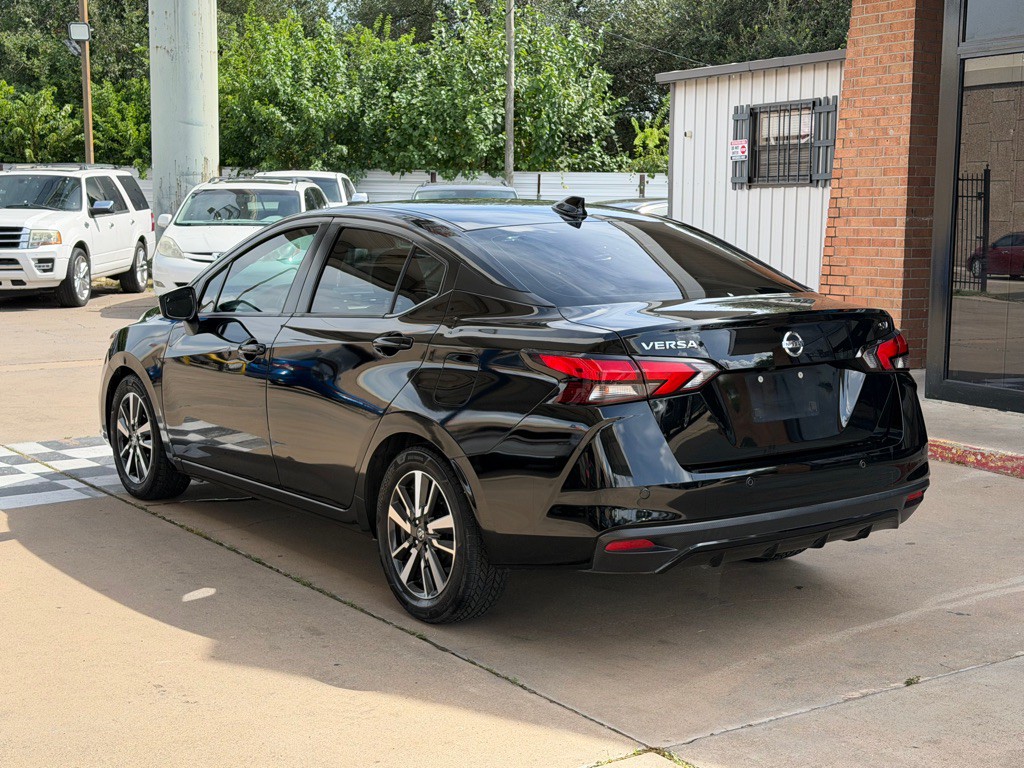 2021 Nissan Versa Image 3