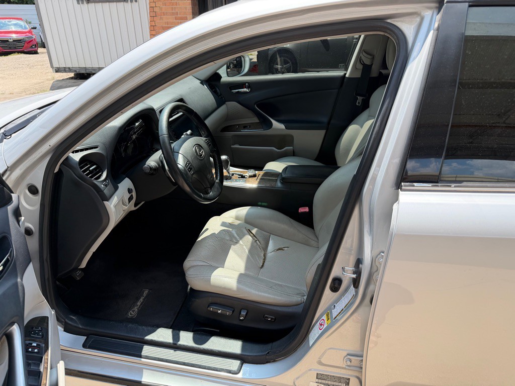 2010 Lexus IS Image 7