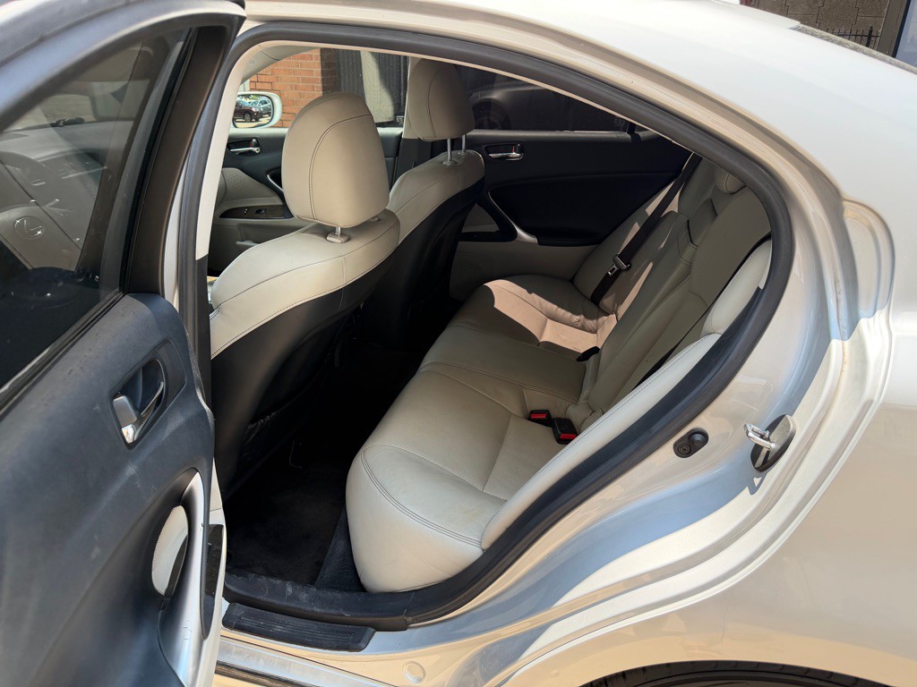 2010 Lexus IS Image 8