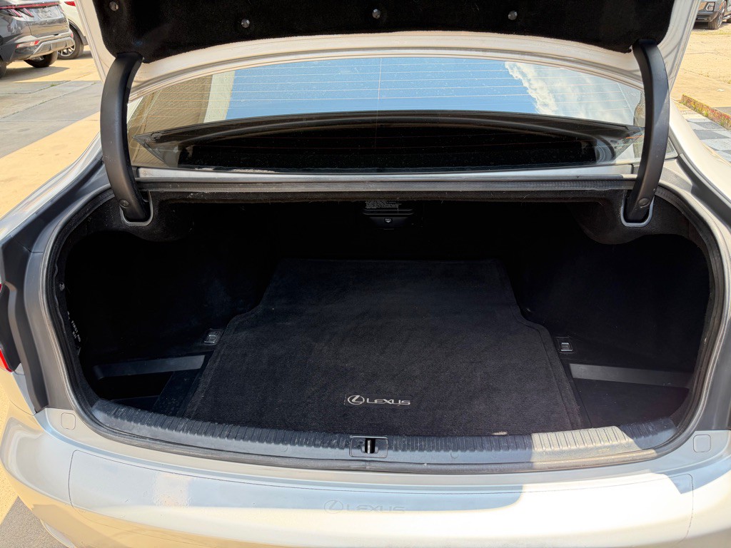 2010 Lexus IS Image 17