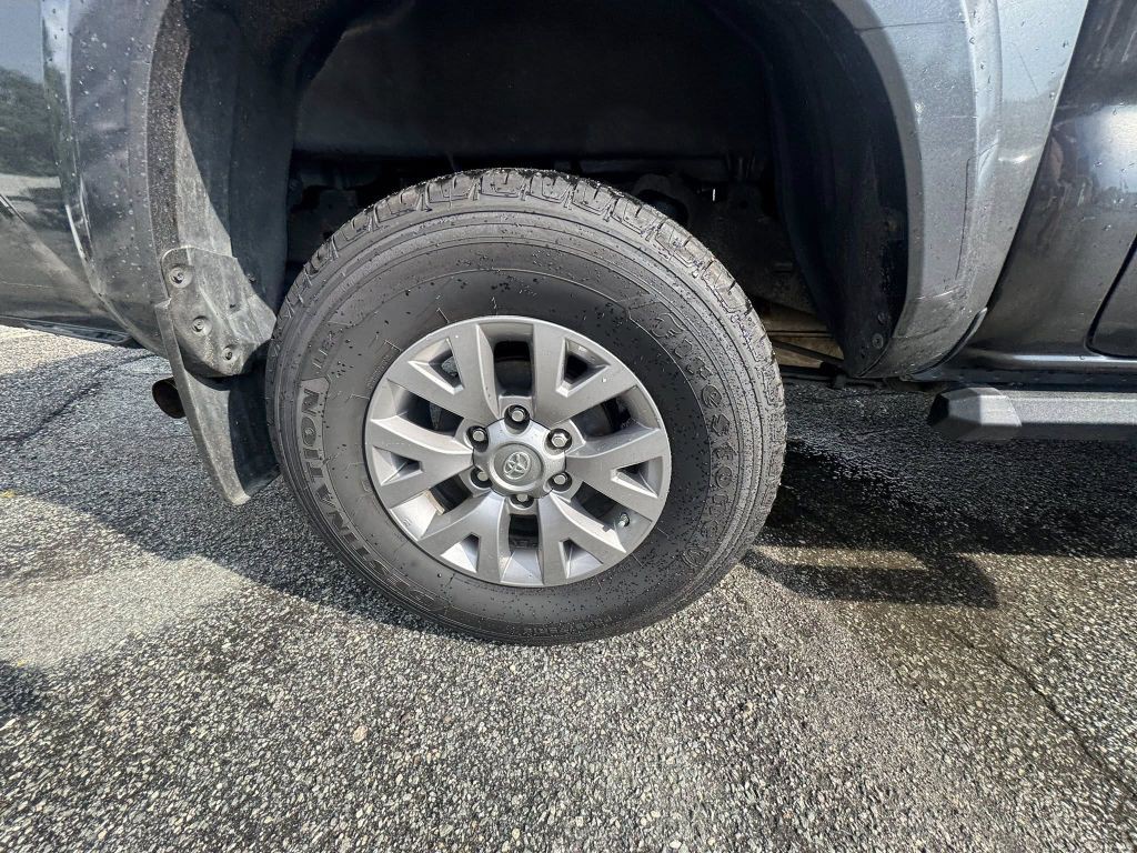 2017 Toyota Tacoma Image 5