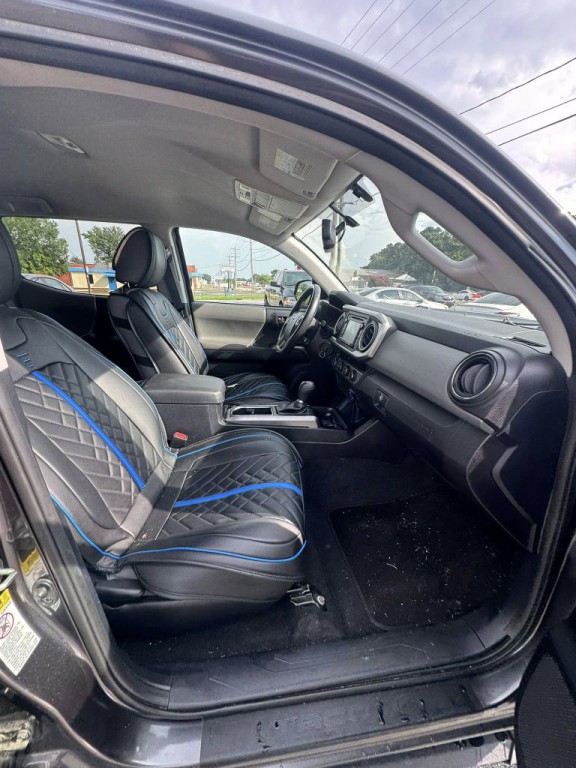 2017 Toyota Tacoma Image 8