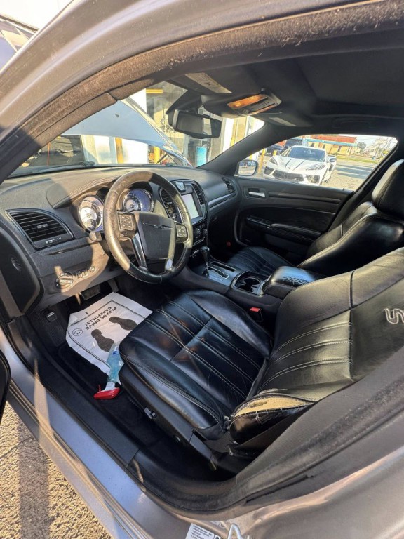 2013 Chrysler 300 Image 12