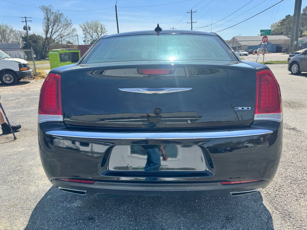 2019 Chrysler 300 Image 6
