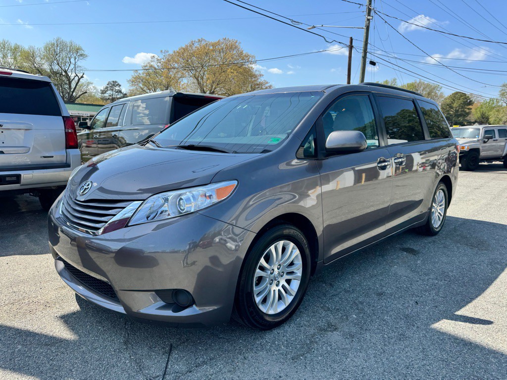2017 Toyota Sienna Image 1