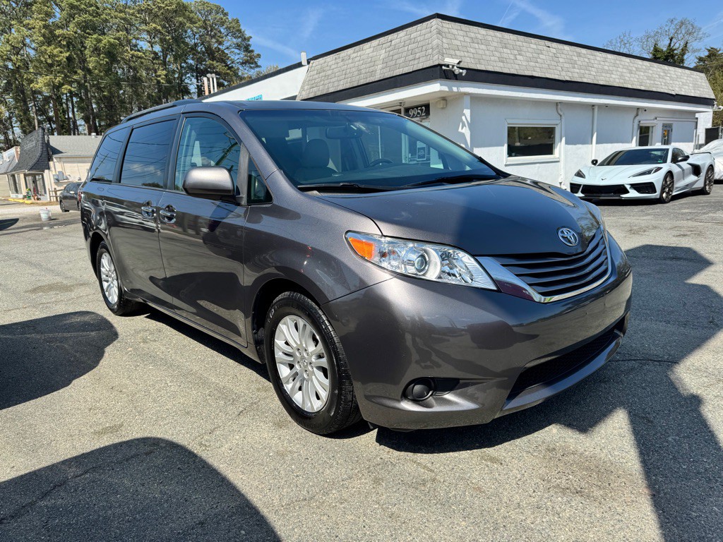 2017 Toyota Sienna Image 2