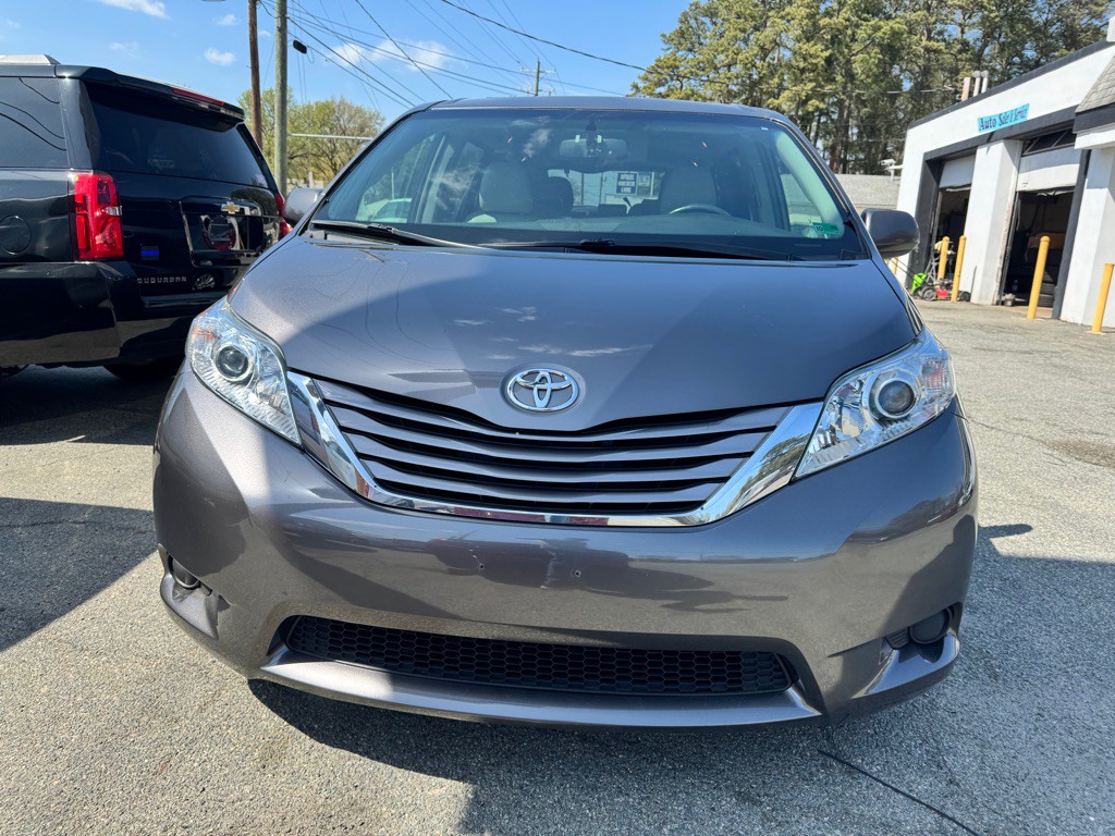 2017 Toyota Sienna Image 3