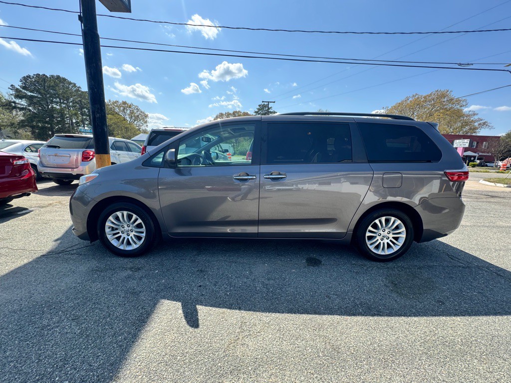2017 Toyota Sienna Image 4