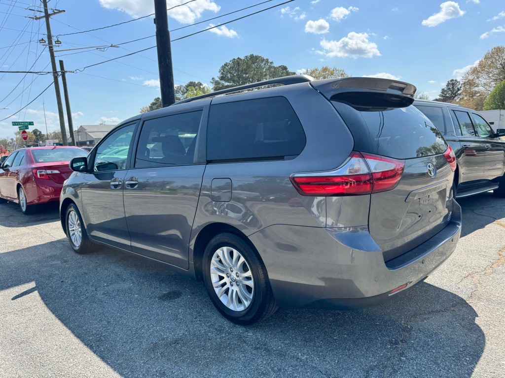 2017 Toyota Sienna Image 5