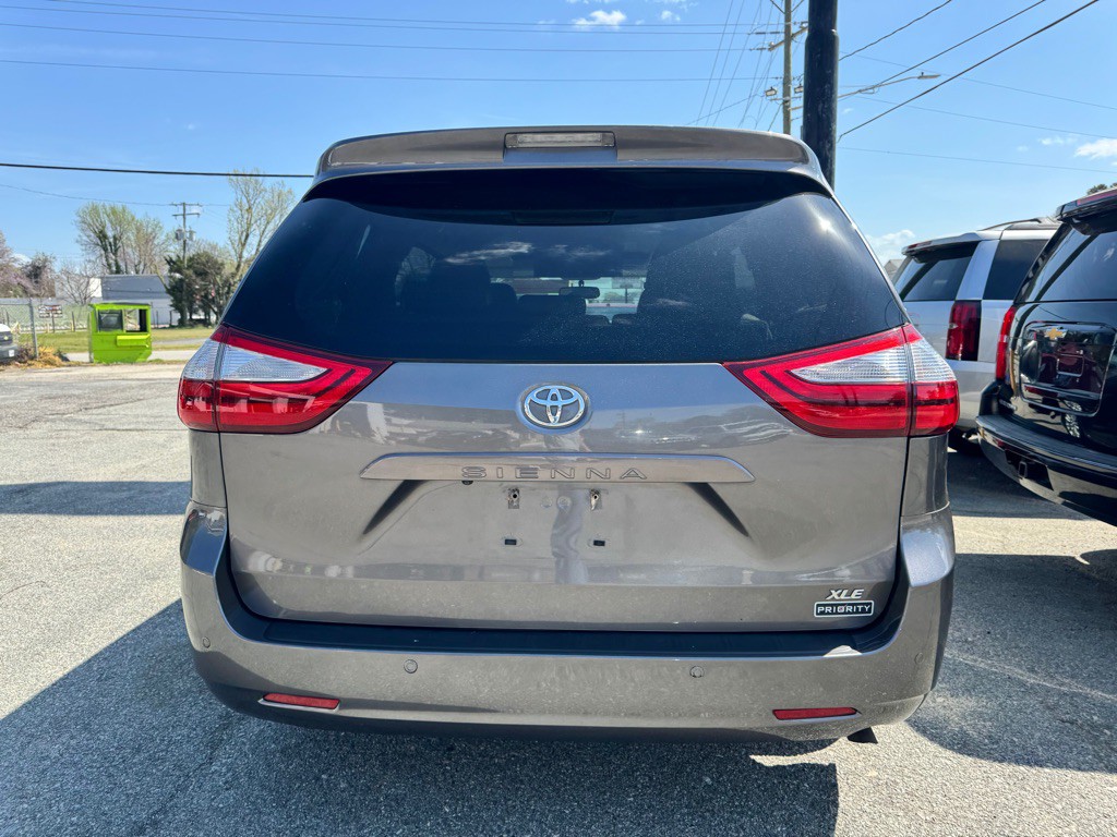 2017 Toyota Sienna Image 6