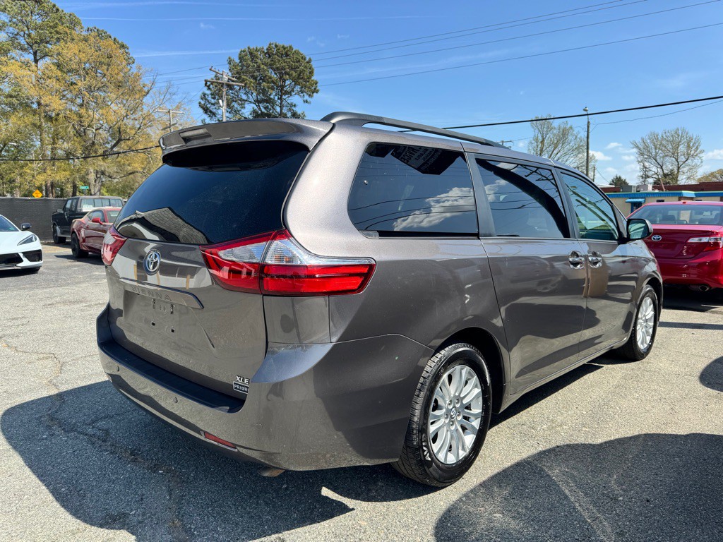 2017 Toyota Sienna Image 7