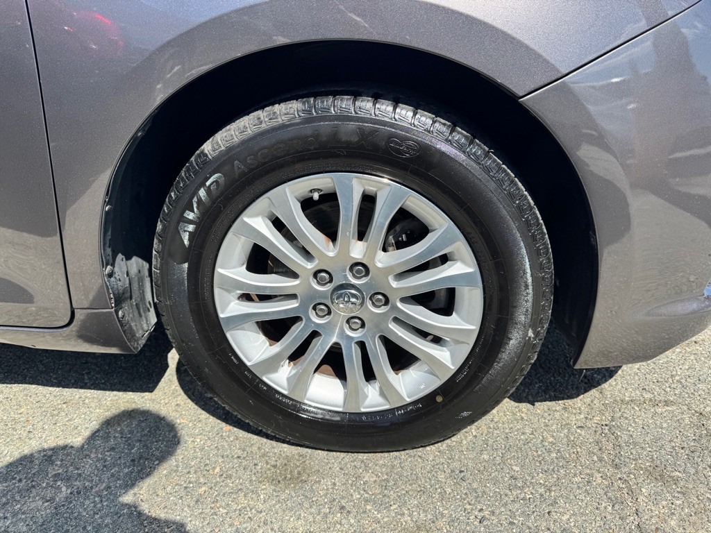 2017 Toyota Sienna Image 8