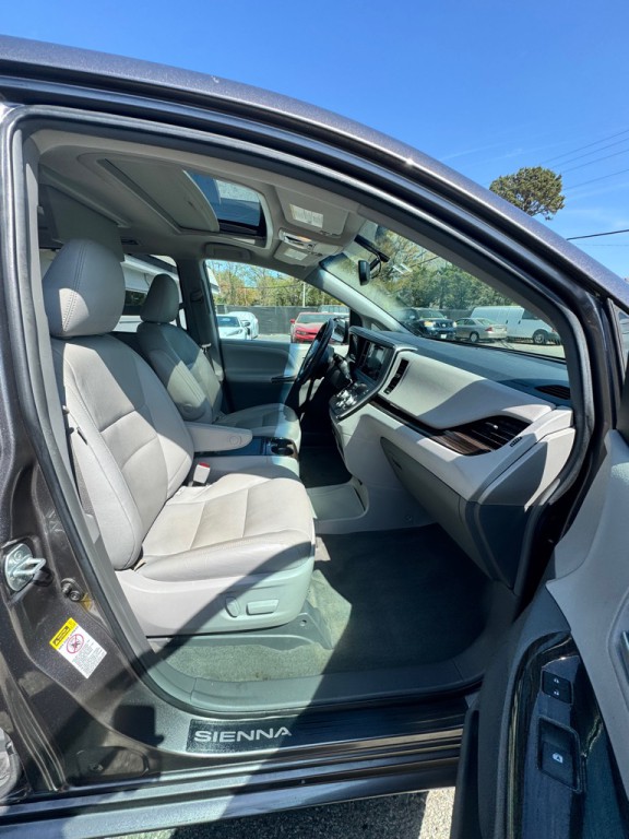 2017 Toyota Sienna Image 9
