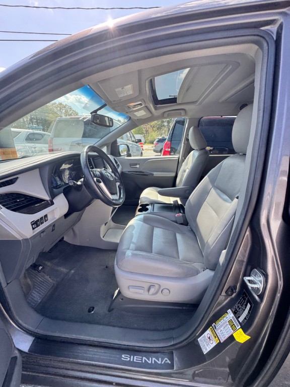 2017 Toyota Sienna Image 10