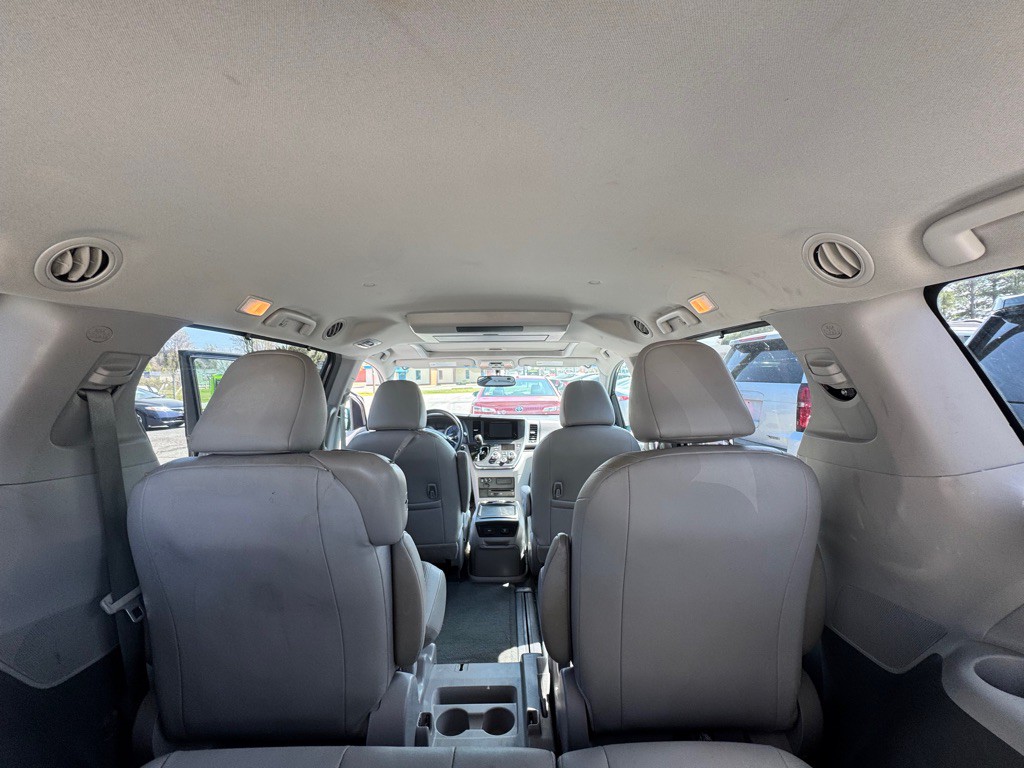 2017 Toyota Sienna Image 11