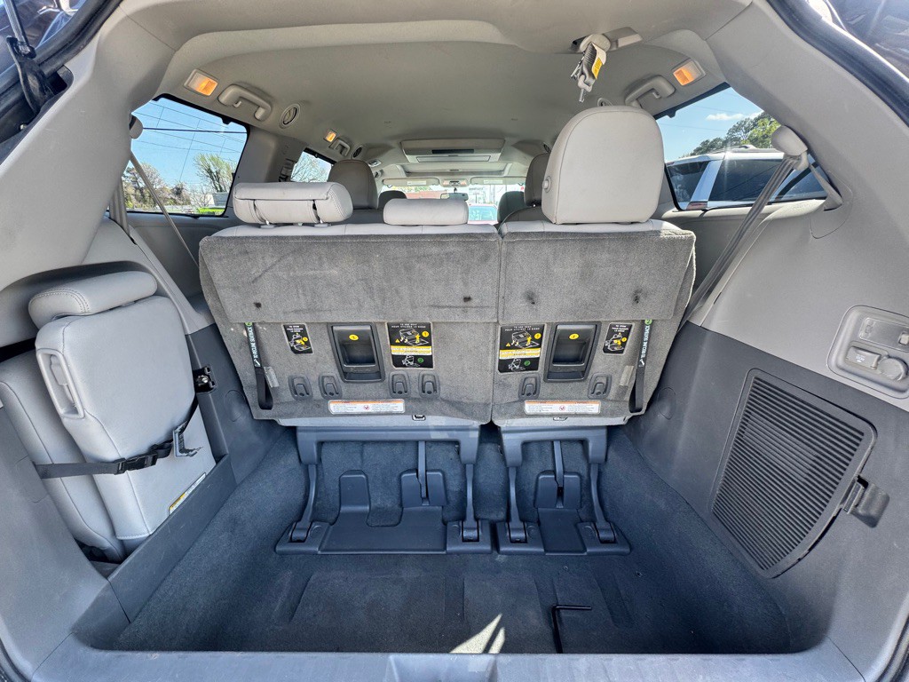 2017 Toyota Sienna Image 12