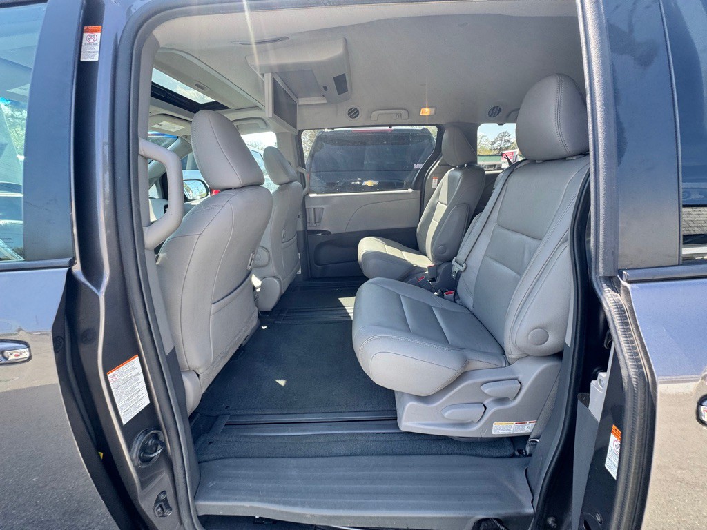 2017 Toyota Sienna Image 13