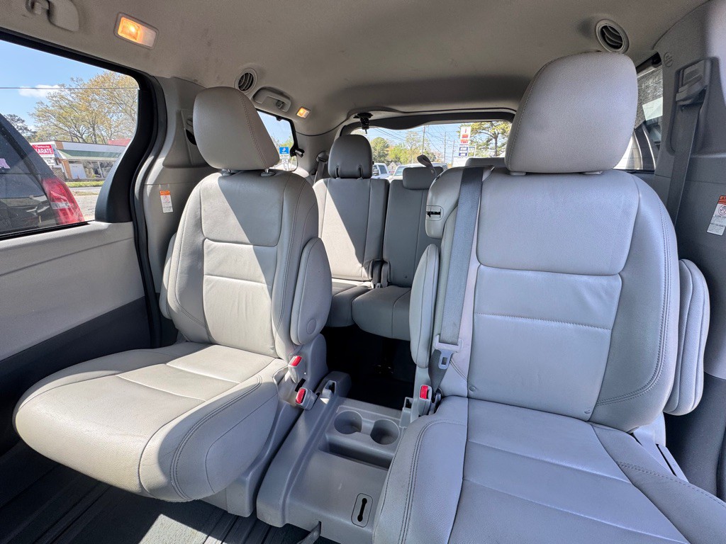 2017 Toyota Sienna Image 14