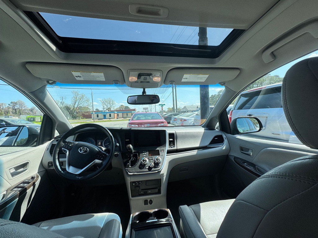 2017 Toyota Sienna Image 15